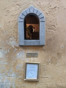 babae-wine-window-Florence