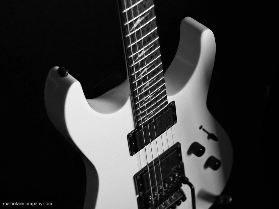 Journey Beyond the Mainstream: How to Catch Unique UK Music Gigs During Your Visit