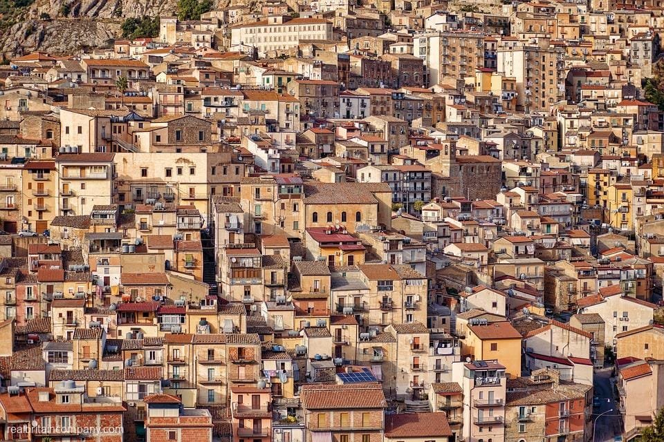 Navigating the UK’s Unwritten Rules: A Guide to Its Strangest Laws